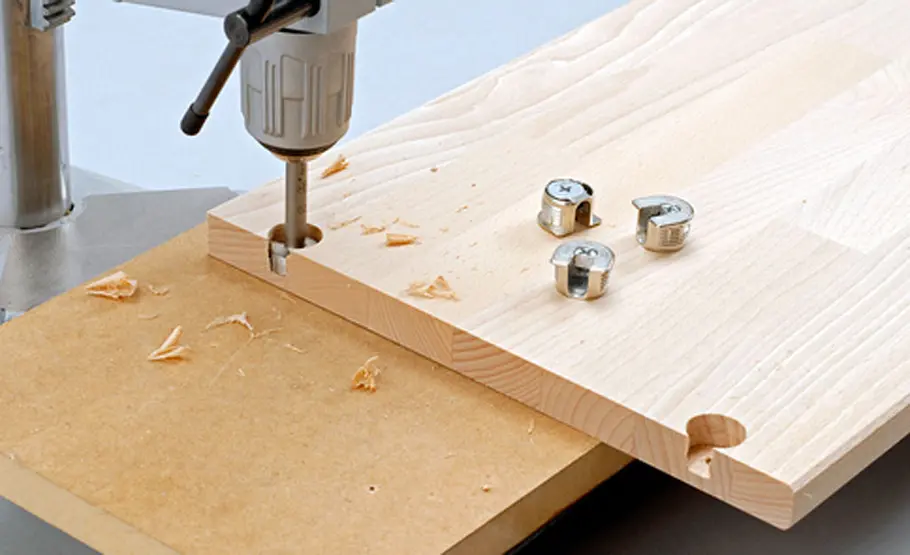 Badschrank hoch Badschrank: Exzenterverbinder montieren