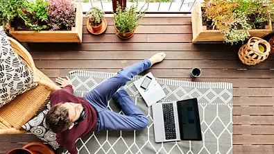 Balkon-Teppich: wasserdurchlässig - Foto: istock/AJ_Watt