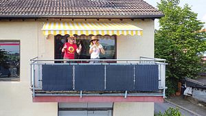 Zwei Personen auf Balkon, am Geländer ein Balkonkraftwerk - Foto: sidm / Peter Baruschke