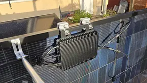 Solarmodul mit Wechselrichter auf der Rückseite - Foto: sidm - Matthias Schmid Solarmodul mit Wechselrichter auf der Rückseite - Foto: sidm - Matthias Schmid