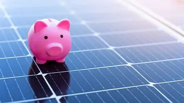 Ein rosa Sparschwein steht auf einem bläulichen Solarpanel - Foto: iStock / Marc Calleja Lopez Ein rosa Sparschwein steht auf einem bläulichen Solarpanel - Foto: iStock / Marc Calleja Lopez