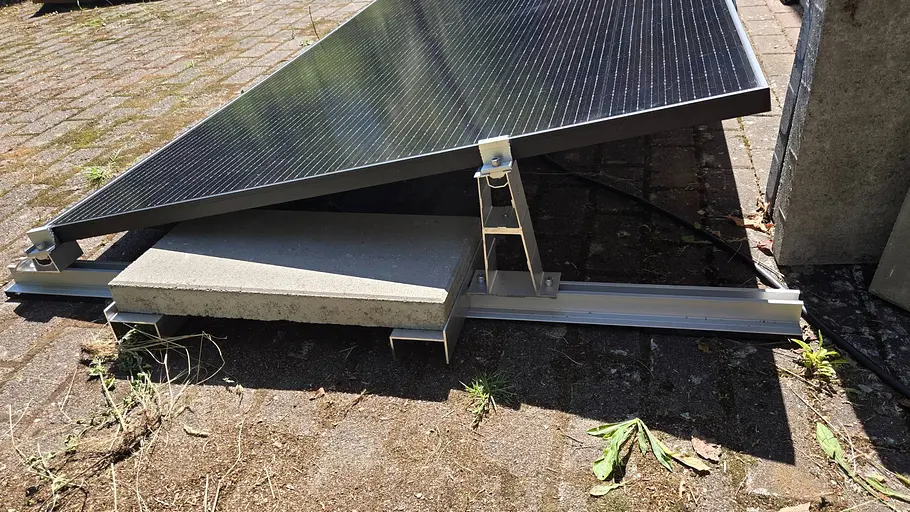 Balkonkraftwerk mit Gehwegplatten beschwert Balkonkraftwerk mit Gehwegplatten beschwert