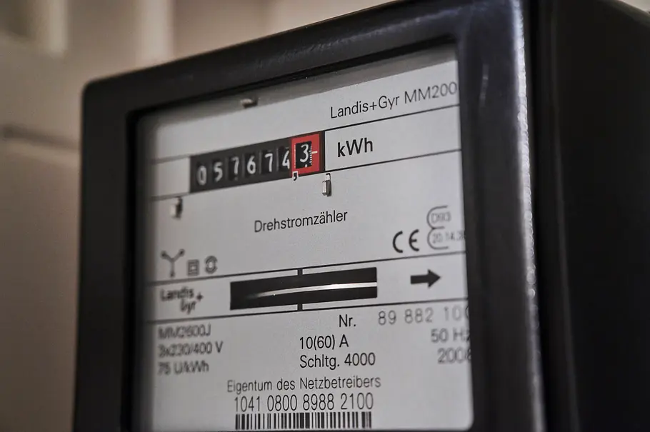 Elektromechanischer Ferraris-Stromzähler Balkonkraftwerk Stromzähler