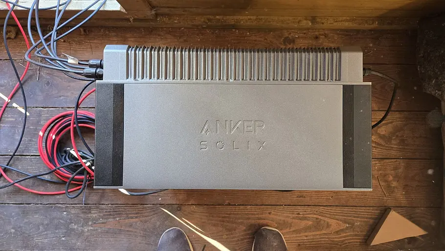 Anker Solix Solarspeicher Anker Solarspeicher, auf einem Holzboden stehend