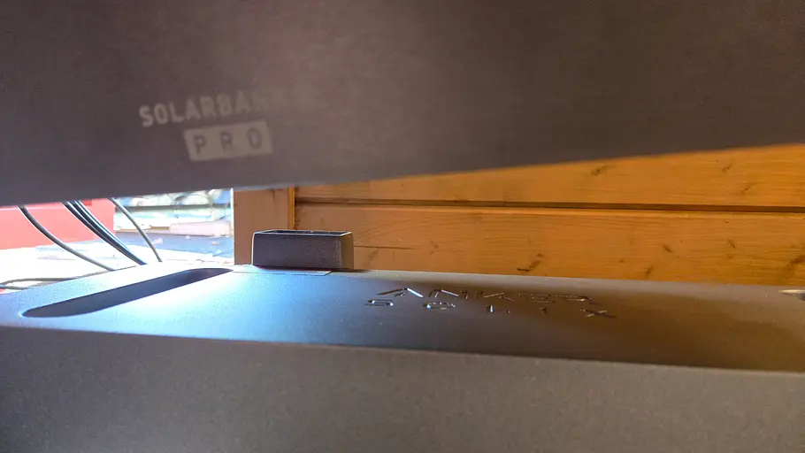 balkonkraftwerk mit speicher erweiterungsakku Ein Erweiterungsakku wird an den Solarspeicher angeschlossen.