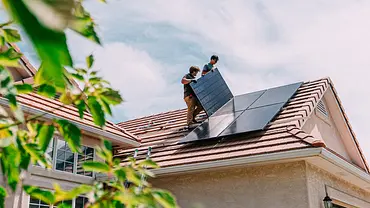 Solarmodule eines Balkonkraftwerks werden auf dem Dach montiert. - Foto: iStock / Jeremy Pland Solarmodule eines Balkonkraftwerks werden auf dem Dach montiert. - Foto: iStock / Jeremy Pland