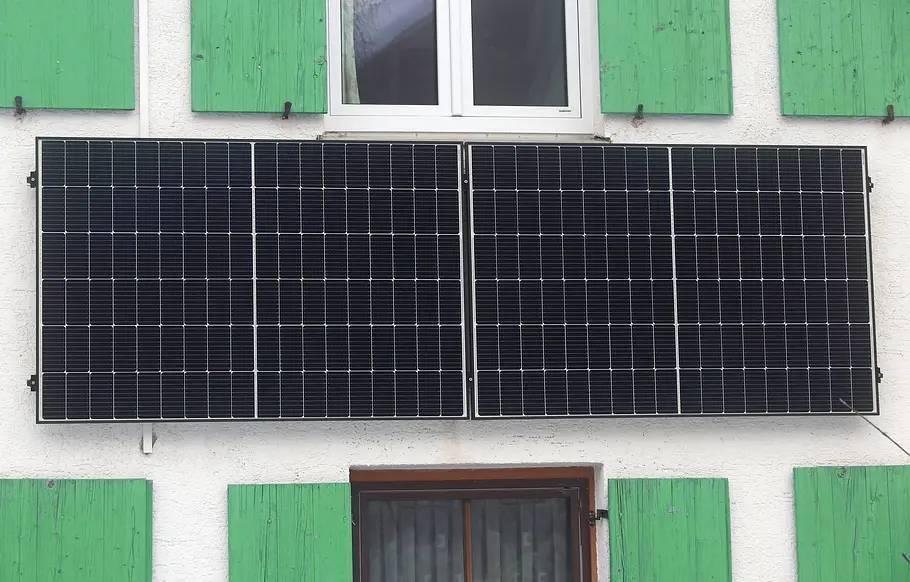 Balkonkraftwerk an der Hausfassade Zwei Solarmodule hängen an der Hausfassade