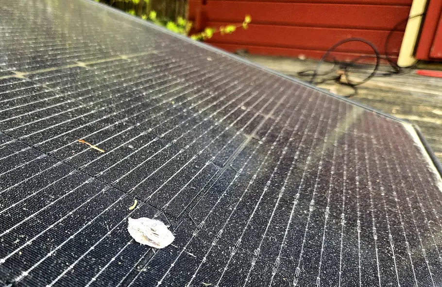 Balkonkraftwerk: Solarmodul mit Vogelkot Balkonkraftwerk mit Vogelkot auf dem Solarmodul
