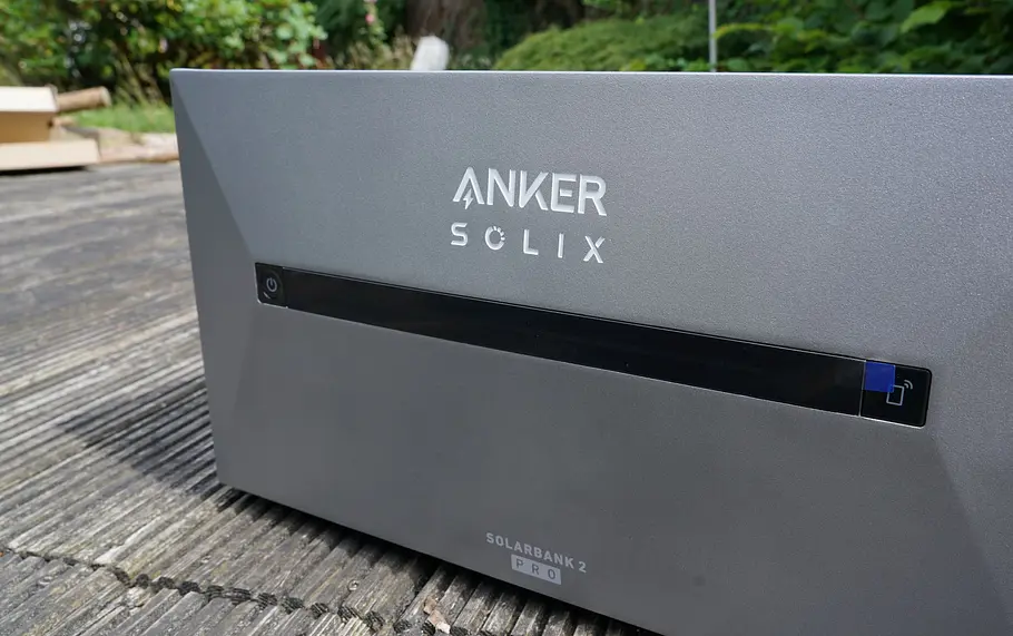 Balkonkraftwerkspeicher Anker Solix Solarbank 2 E1600 Pro im Garten Solarspeicher von Anker, im Garten stehend