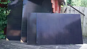 Vier Solarmodule stehen vor einem Gartenschuppen - Foto: sidm - Matthias Schmid Vier Solarmodule stehen vor einem Gartenschuppen - Foto: sidm - Matthias Schmid