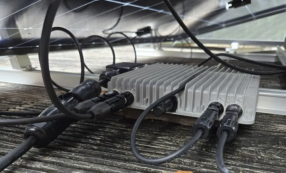 Wechselrichter unterm Balkonkraftwerk Verkabelter Wechselrichter unter einem Solarmodul