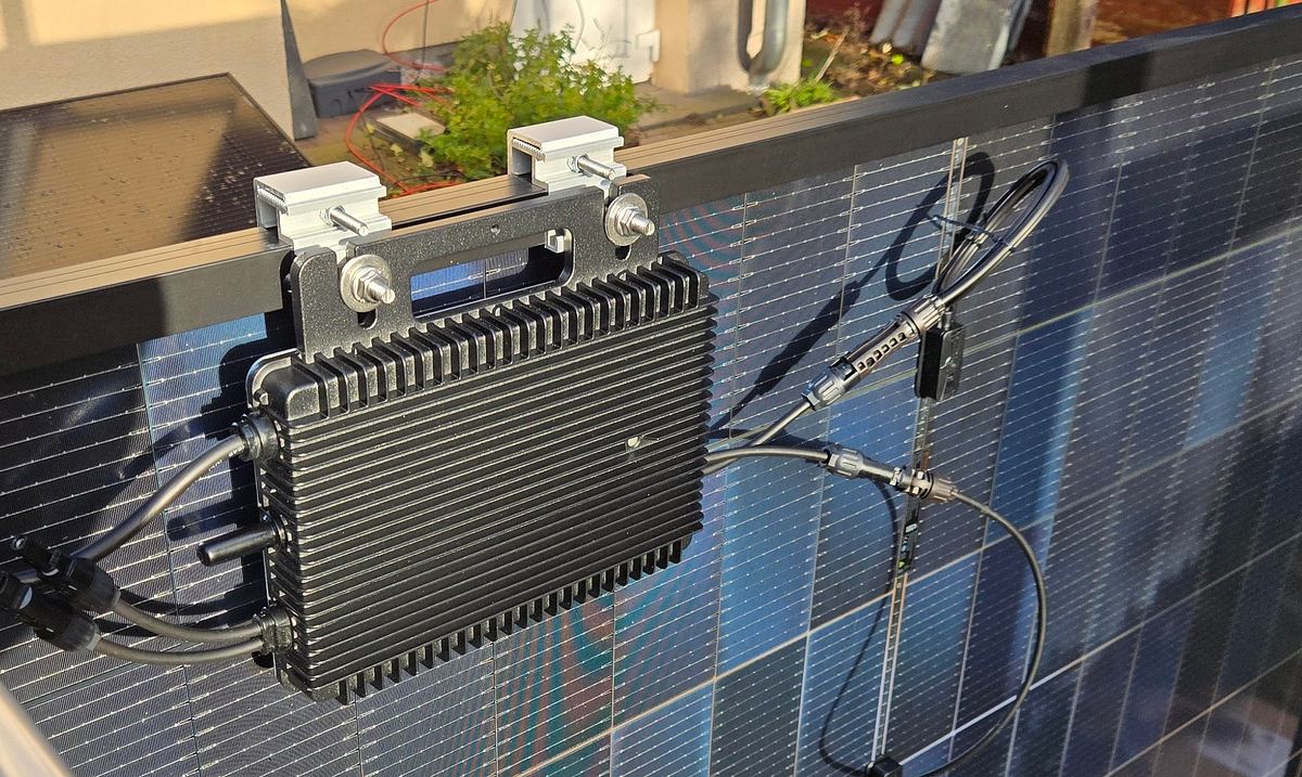 Wechselrichter am Solarpanel Der Wechselrichter auf der Rückseite eines Solarpanels