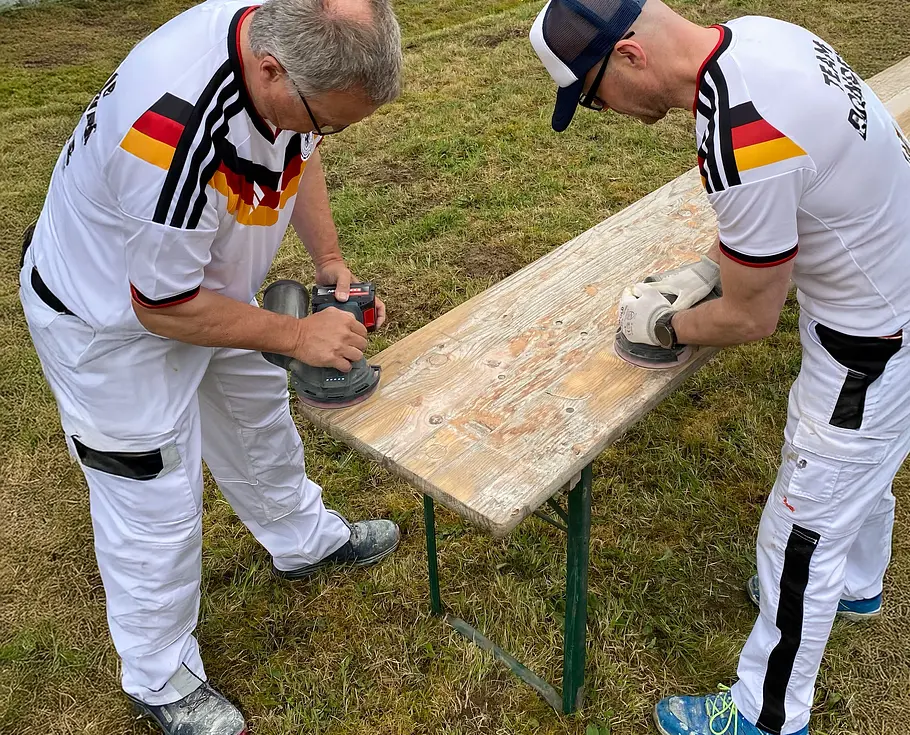 Bank gemeinsam abschleifen