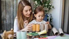 Aus Klopaierrollen und einfachen Materialien können Sie mit Ihren Kindern tolle Sachenbasteln. - Foto: iStock / ozgurcankaya Aus Klopaierrollen und einfachen Materialien können Sie mit Ihren Kindern tolle Sachenbasteln. - Foto: iStock / ozgurcankaya