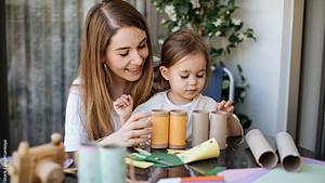 Aus Klopaierrollen und einfachen Materialien können Sie mit Ihren Kindern tolle Sachenbasteln. - Foto: iStock / ozgurcankaya