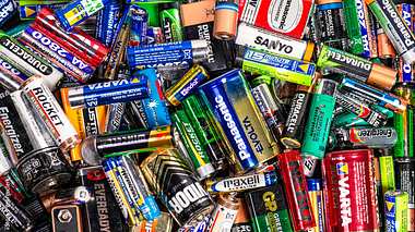 Batterien entsorgen - Foto: iStock / georgeclerk