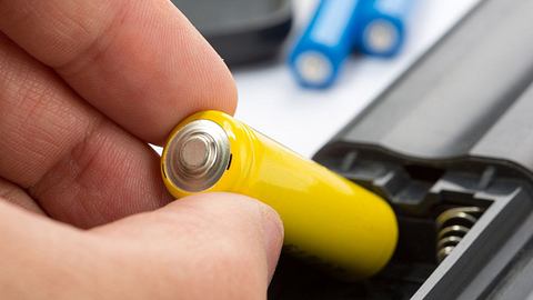 Ein Batterietester prüft, ob Batterien noch genug Power haben. Er kann für mehrere Batterietypen verwendet werden. - Foto: istock/ Nomadsoul1