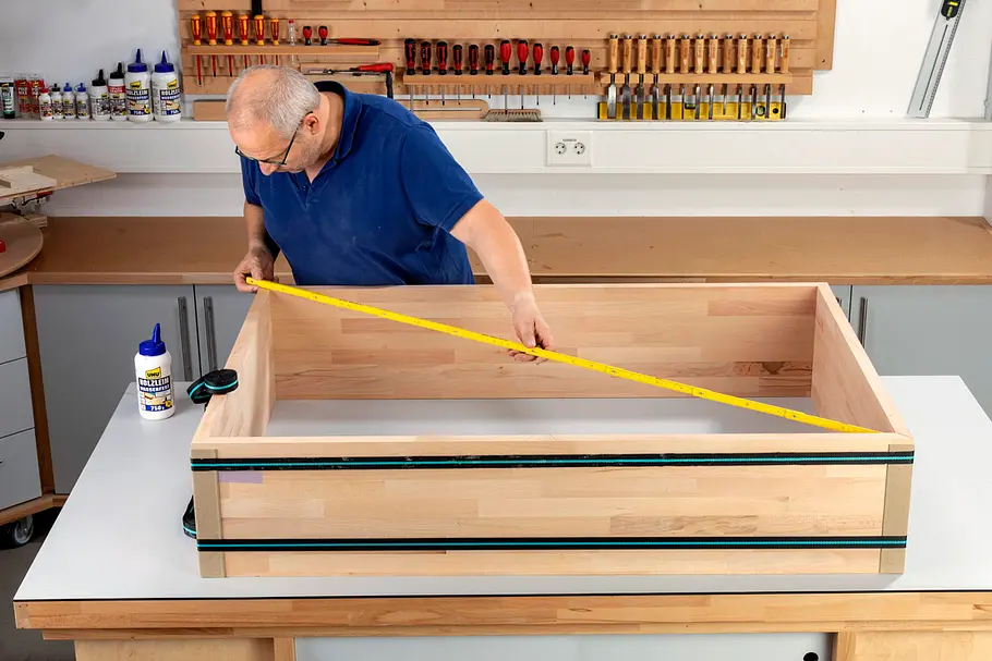 Schritt 9 Schreiner vermisst die Diagonalen des Regal-korpusses.