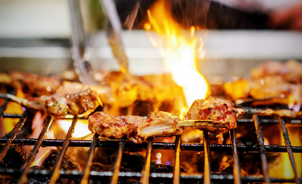 Lammkoteletts auf dem Grill