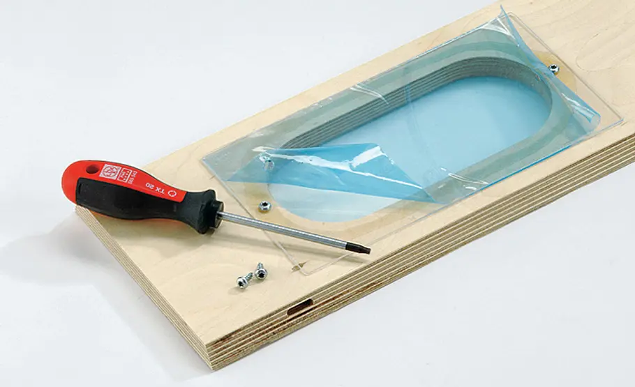 Leuchtturm bauen: Korpus Fensterscheiben sichern