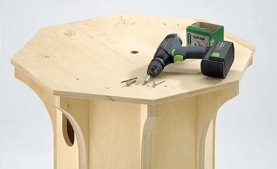 Leuchtturm bauen: Korpus Deckplatte festschrauben