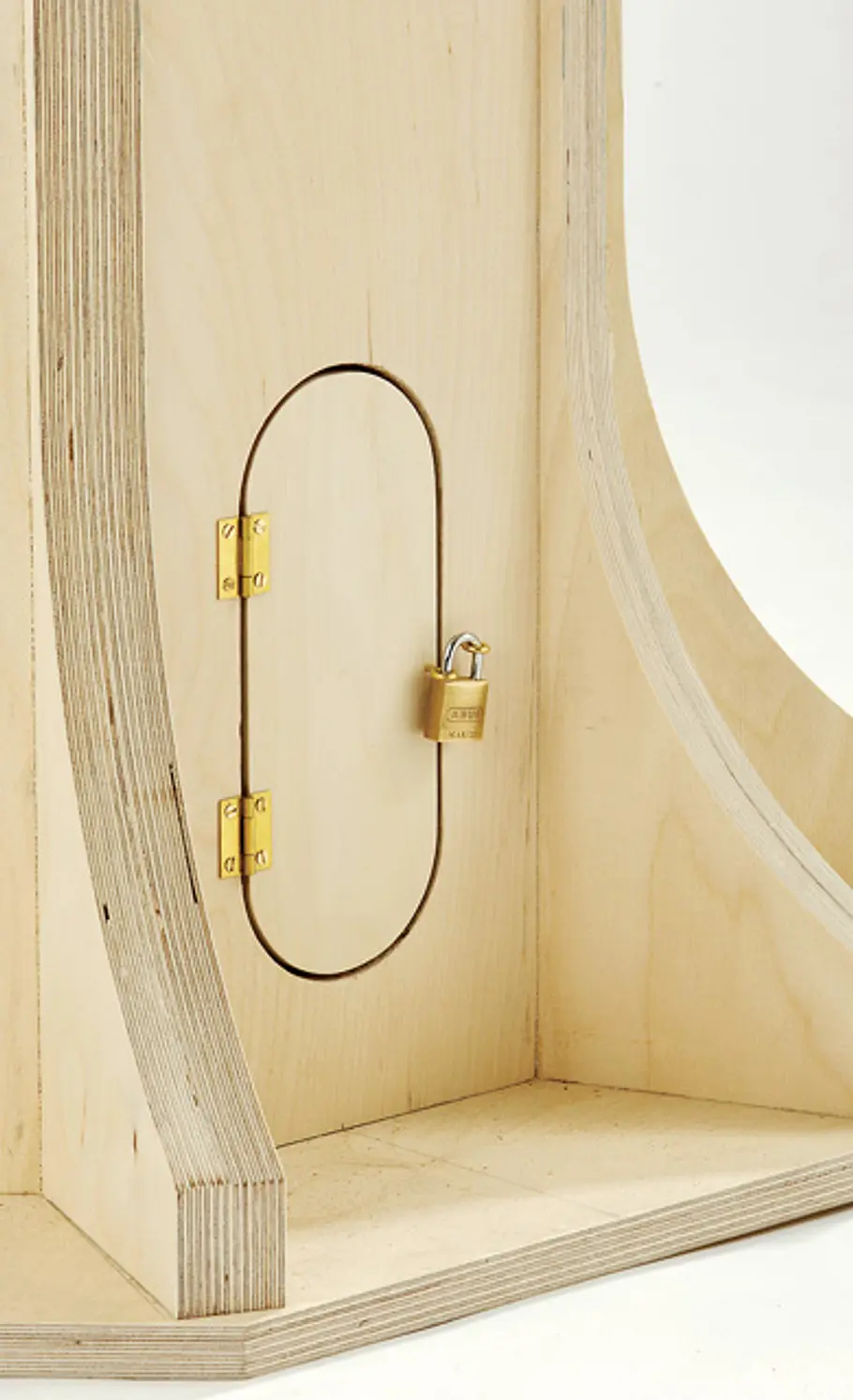 Leuchtturm bauen: Korpus Türschloss montieren