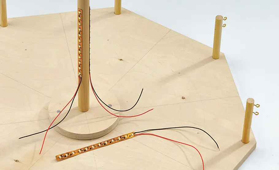 Leuchtturm bauen: Lichttechnik LED montieren