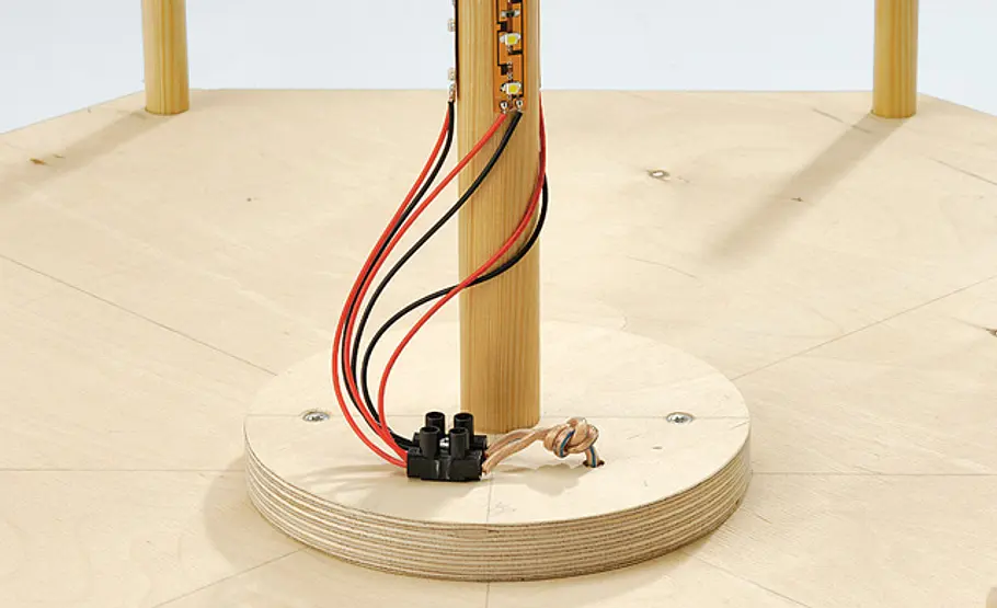 Leuchtturm bauen: Lichttechnik LED-Leuchten anschließen