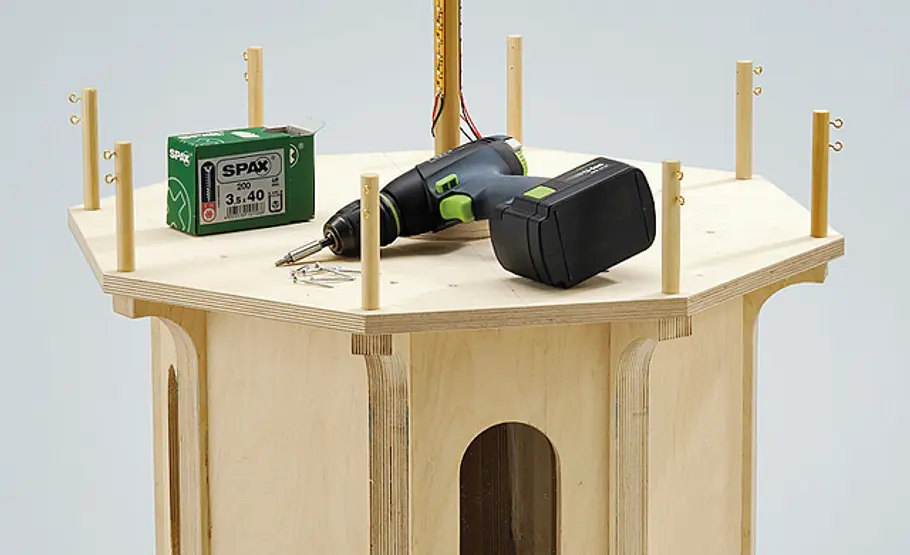 Leuchtturm bauen: Lichttechnik Leuchtfeuer-Boden festschrauben