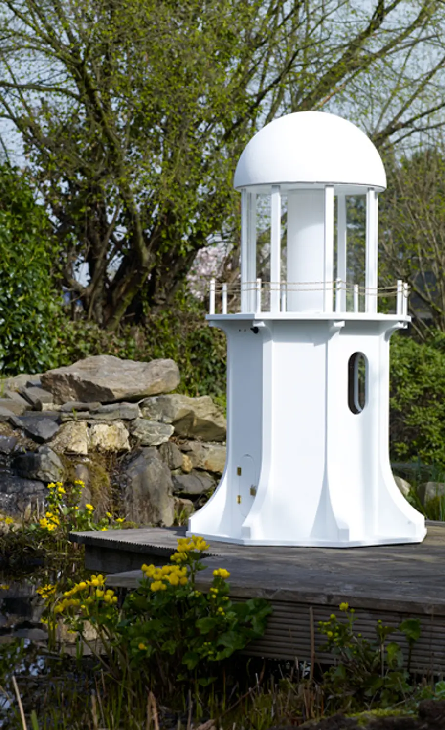 Leuchtturm bauen Garten-Leuchtturm lackieren