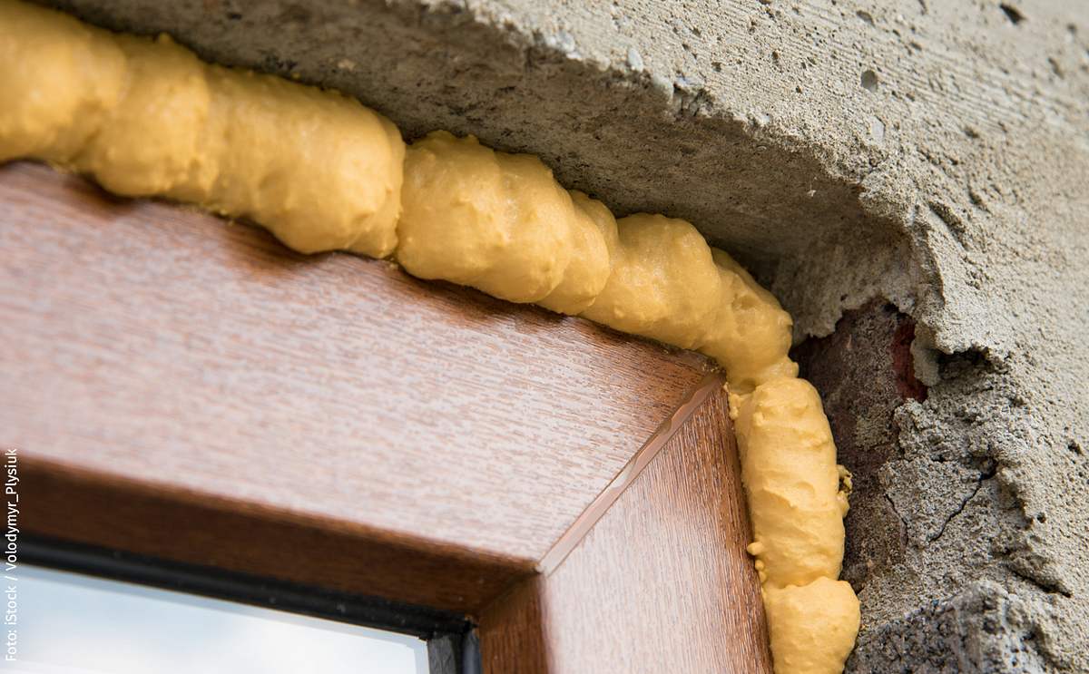 Beim Einbauen von Fenstern hilft Bauschaum. Doch nicht immer landet er da, wo er hin soll.