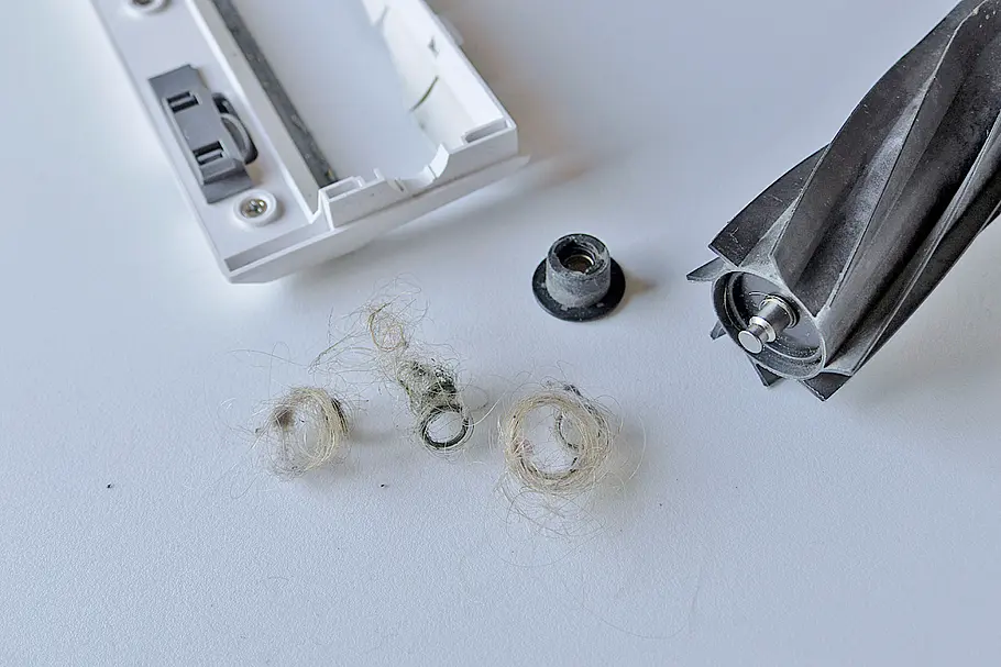 Beim Praxistest wickelten sich gelegentlich Haare um die Führungen der Gummirolle. Beim Praxistest wickelten sich gelegentlich Haare um die Führungen der Gummirolle.