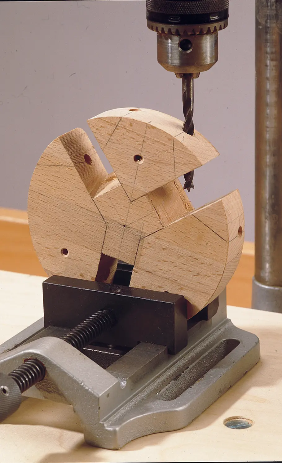 Beistelltisch bauen: Schritt 6 von 9 Loch bohren