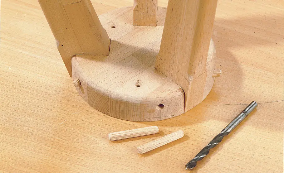 Beistelltisch bauen: Schritt 7 von 9 Holzdübel einleimen