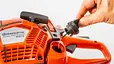 Ein Mensch schraubt den Tankdeckel einer orangefarbenen Motorsäge mit der Aufschrift „Husqvarna 445 S“ ab. - Foto: sidm / Michael Müller-Münker Ein Mensch schraubt den Tankdeckel einer orangefarbenen Motorsäge mit der Aufschrift „Husqvarna 445 S“ ab. - Foto: sidm / Michael Müller-Münker