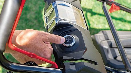 Ein Benzin Rasenmäher mit Elektrostarter erleichtert die Gartenarbeit - Foto: Hersteller/Scheppach