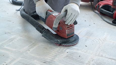 Beton schleifen - Foto: iStock/makasana