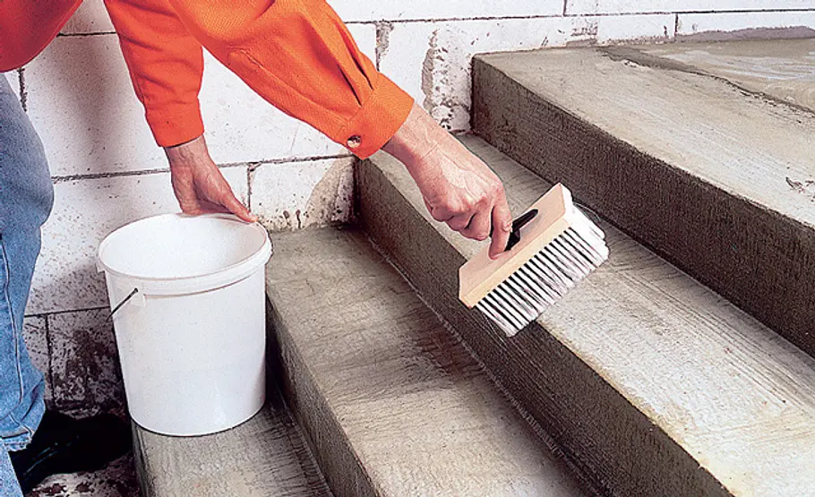 Betonstufen ausgleichen: Schritt 4 von 12 Beton vornässen