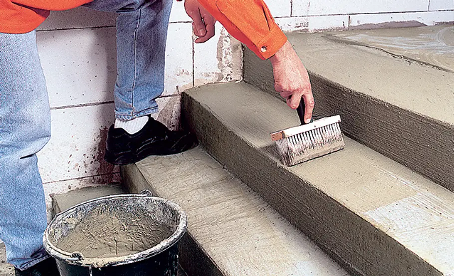 Betonstufen ausgleichen: Schritt 5 von 12 Haftgrund auftragen
