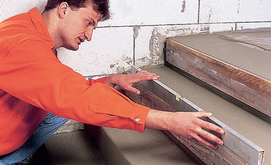 Betonstufen ausgleichen: Schritt 6 von 12 Schalung anbringen