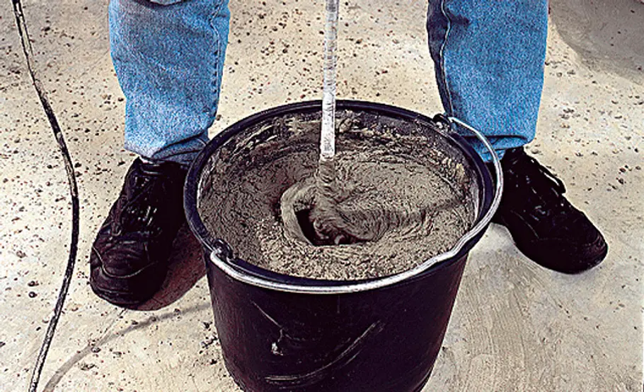 Betonstufen ausgleichen: Schritt 7 von 12 Reparaturmörtel anrühren, Ausgleichsmasse