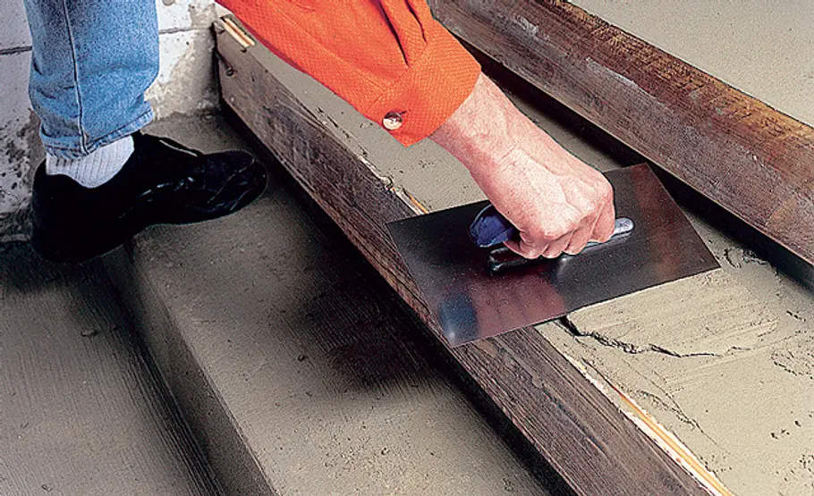 Betonstufen ausgleichen: Schritt 8 von 12 Reparaturspachtel auftragen