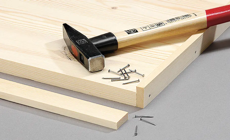 Bett Tablett selber bauen: Schritt 3 von 14 Holzleiste annageln