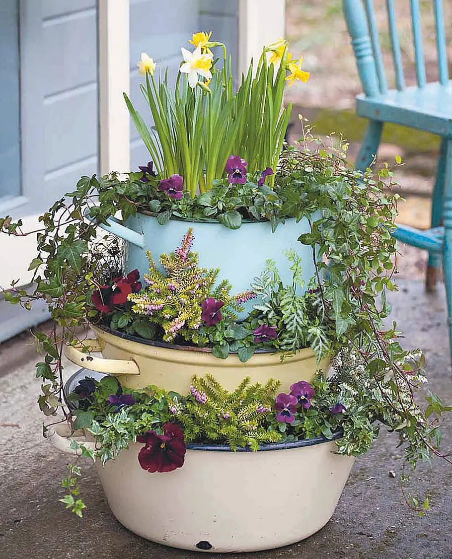 Was kann man aus alten Kochtöpfen machen? Upcycling-Idee für Blumenampel