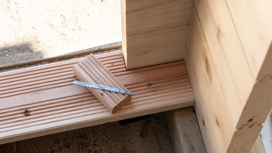 Bodenbretter an Fundamentbalken schrauben Bodenbretter an Fundamentbalken schrauben