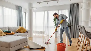 Bodenreiniger im Vergleich: Das sind die besten Reinigungsmittel für Sauberkeit und Pflege - Foto: iStock/ milan2099 Bodenreiniger im Vergleich: Das sind die besten Reinigungsmittel für Sauberkeit und Pflege - Foto: iStock/ milan2099