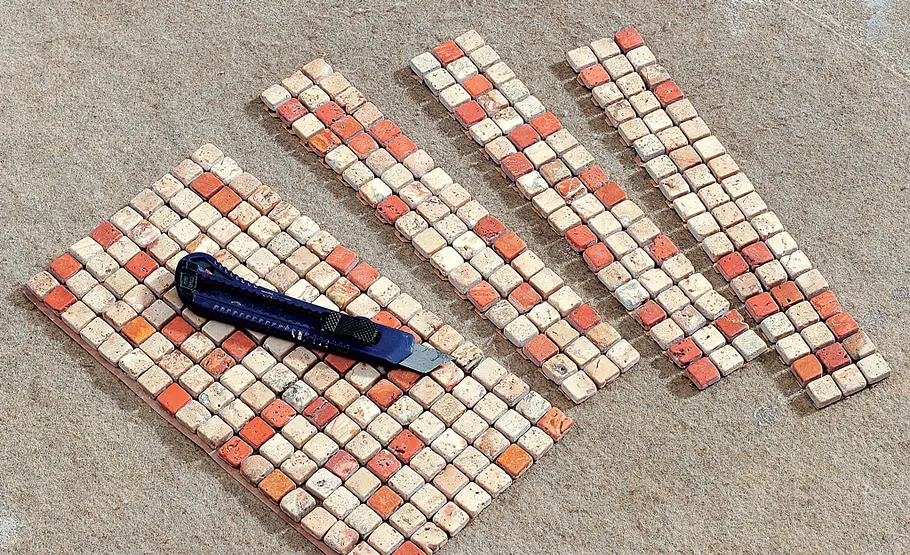 Bordüre aus Mosaikfliesen Mosaikfliesen zuschneiden