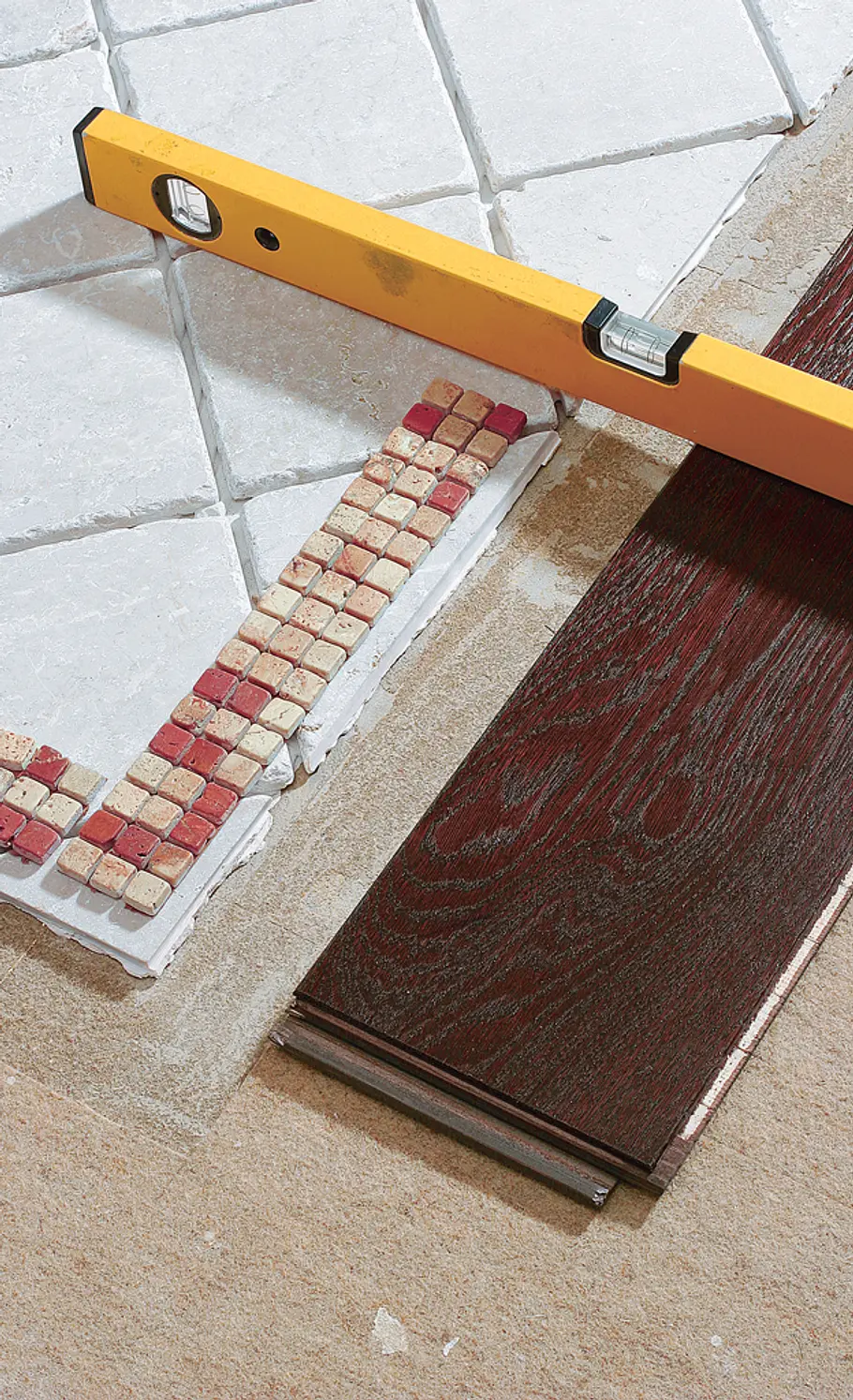 Bordüre aus Mosaikfliesen Niveau ausgleichen
