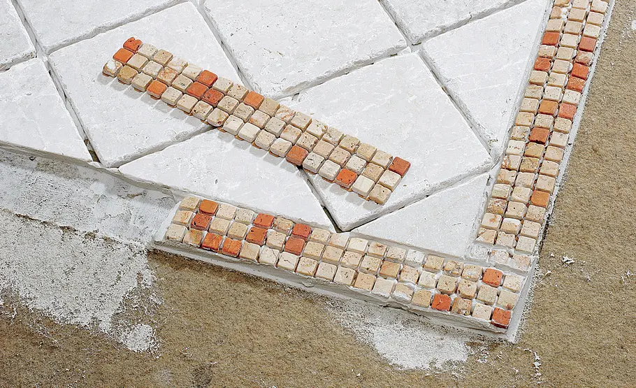 Bordüre aus Mosaikfliesen Mosaikfliesen zuschneiden