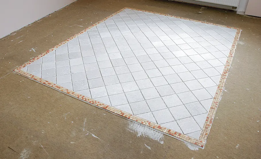 Bordüre aus Mosaikfliesen Flieseninsel mit Mosaik-Bordüre